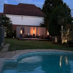 Hampton Oasis with Heated Pool & Large Garden