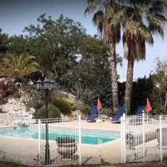 Séjour au CALME avec piscine et jardin