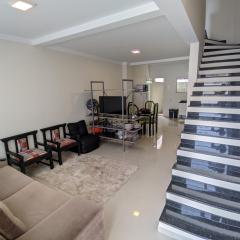 Sobrado aconchegante 2 suítes, 2 vagas garagem, 3 banheiros