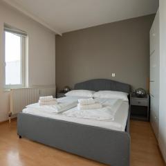 Apartment with a private terrace located right near Belvedere Castle, 15 minutes away from Stephansdom