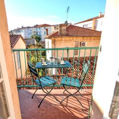 La maison du douanier. Un balcon au soleil