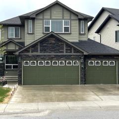 Luxury 4 Bedroom Cozy Home close to YYC, Shops, DT, Stampede, Mountains and many amenities in Panorama Hills NW Calgary