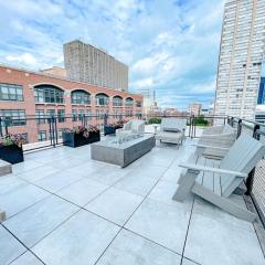 McCormick Place 2BR Oasis with Optional Parking, Patio, Gym for up to 6 guests Near Museum Campus, Grant Park & Soldier Field