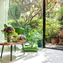 Stylish Garden-Gem by Lake: Pet-Friendly & Central