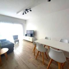 Depto. 3 ambientes, ideal familias, muy luminoso.