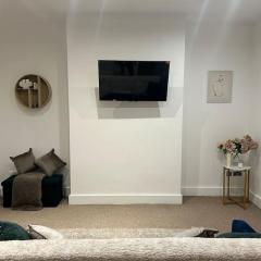 Tranquil Relaxing 2 Bed Apartment In Peterborough