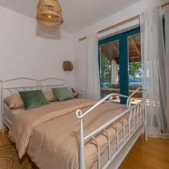 Seaview home with bubble bath