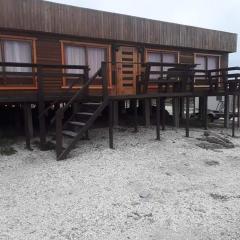 CABAÑA LA CASONA, salón, comedor y cocina amplia, con baño en la habitación y uno adicional, se alcanzan a ver las islas y el mar