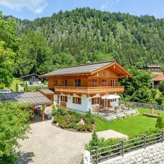 Chalet unter weiß-blauem Himmel