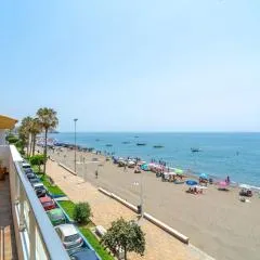 Ático en primera línea de playa con vistas al mar