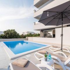 Dino 3, brand new apartment with a pool