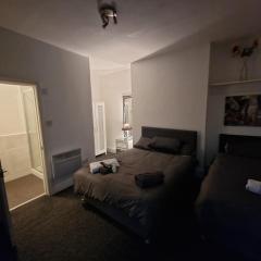 Liverpool city 5 bed house sleeps 12