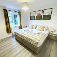 Home in Farnborough with Free Parking, Wifi & Netflix