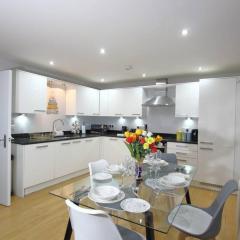 Gorgeous 2 Bed 2 Bath Flat and Parking by CozyNest