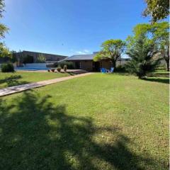 Quincho de huéspedes -parque , parrilla y pileta-