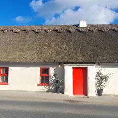 Luxury 300yr old Irish thatch cottage close to sea