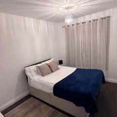 Kilburn Hideaway Family and Pet-Friendly Apartment in Cosmopolitan Locale