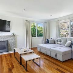 Sunlit Suburbia - A Breezy Abode in Glen Waverley