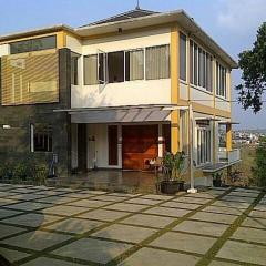 Vila kuning view city light bandung n big garden