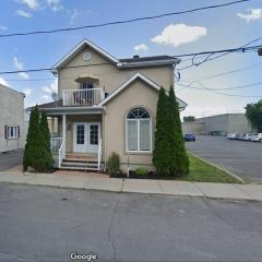 2 Level Apartment in downtown Hawkesbury.