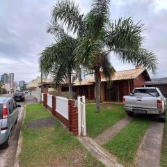 Casa com quintal compartilhado no centro de Passo de Torres