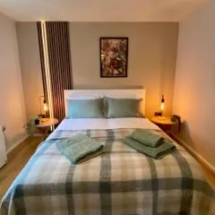 1BR Haven in Crewe - Modern, Chic & Central