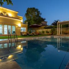 Private villa in Dubai with swimming pool and huge garden