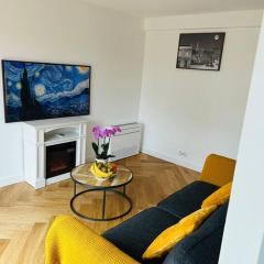 An Exceptional Apartment, 20 Min Paris, 10 Min Orly Airport, 30 Min Disney, 25 Min Versailles, Parking and Electric recharge free