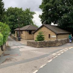 Lister Park Bradford 2bed Detached Cottage House & Parking & Cinema Screen