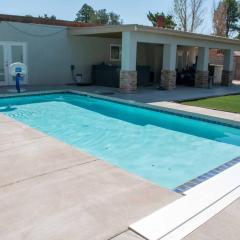 Relaxing 4 Bedroom with Pool and Hot Tub