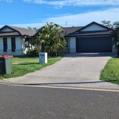 Spacious Entire 4Bedroom House in Gladstone 1 to 8 People can Stay