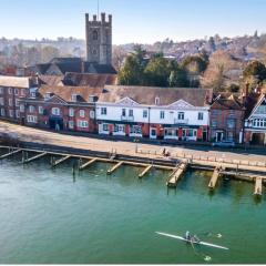 Stunning Thameside Apartment