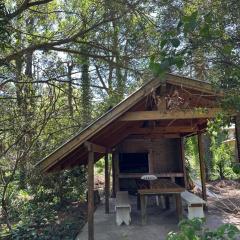 Cabaña en el bosque con quincho