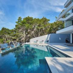 Fabulous Villa Sansarea with a pool near the sea