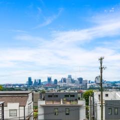 Nash House & Bars of Broadway with Hot Tub, Rooftop Bar and Views! 8min Downtown! Sleeps 12!