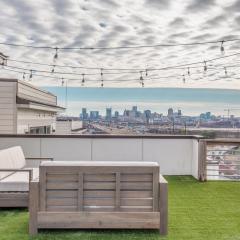 Ole Smoky House with Rooftop Golf and city Views! 8min to Whiskey Row! Sleeps 9!