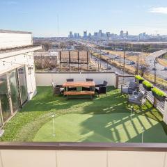 Jack Daniels House with Rooftop Golf, City views! 8min to Whiskey Row! Sleeps 10!