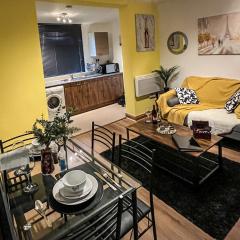 The Yellow Sapphire Sanctum - Cosy 1 bed flat with FREE Parking & FAST WiFi near city centre, Birmingham New Street Station, National sea life centre Birmingham, Ladywood leisure centre and Egbaston golf club