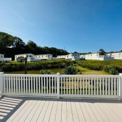 2 Bed Lodge Sleeps 6 - Holiday Park Parking Pets