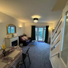 Comfortable Home away from Home, spacious 2 bedroom town house,self catering, free parking, walking distance to Cheltenham town centre
