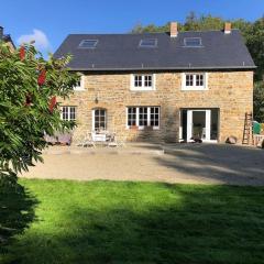 Maison en pierre, chaleureuse, avec étang