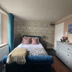 Number Four Russell House, Studio Apartment, centre of Tavistock, Devon