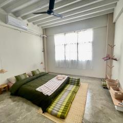 Baan KhaoSoi - Private room in a rooftop hostel 2nd floor