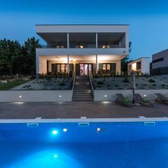 Luxury Villa Althea with large garden and Pool Heating