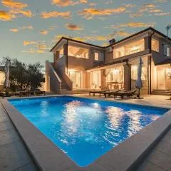 Villa Javor near Pula only 1 km from the beach with sea view and heated pool