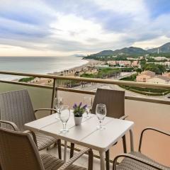 Apartamento con terraza, vistas playa y montaña