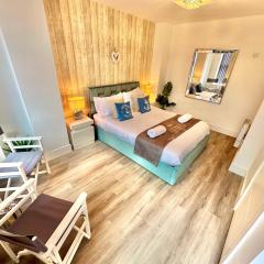 Coastal Vibes - Stunning Bournemouth Apartment with King Size Bed and Free Parking - Central Location and Close to Beach