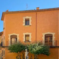 The Corner House of Altafulla - A Stroll from the Beach, in the Heart of the Old Town