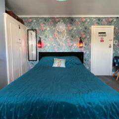 Large Room sleeps 3 own TV and cereal and toast breakfast in Newhaven