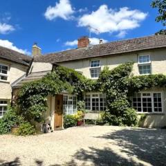 Pass the Keys Stylish and Spacious Cotswolds Cottage - Sleeps 6